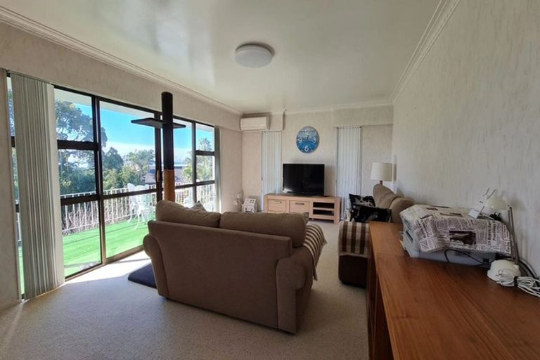 Photo of property in 1 Sunrise Lane, Te Atatu South, Auckland, 0610