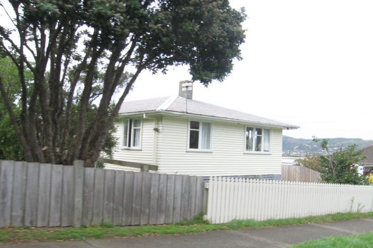 Photo of property in 52 Victory Crescent, Tawa, Wellington, 5028