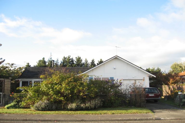 Photo of property in 4 Nugget Grove, Raumati Beach, Paraparaumu, 5032