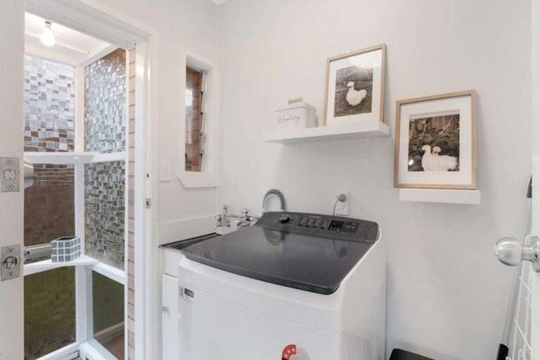 Photo of property in 2/8 Wykeham Place, Glenfield, Auckland, 0629