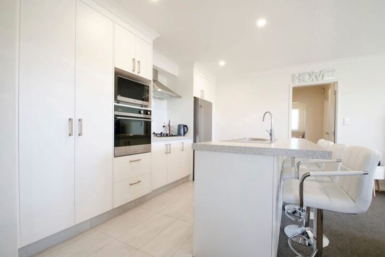 Photo of property in 5 Dumas Place, Rosehill, Papakura, 2113