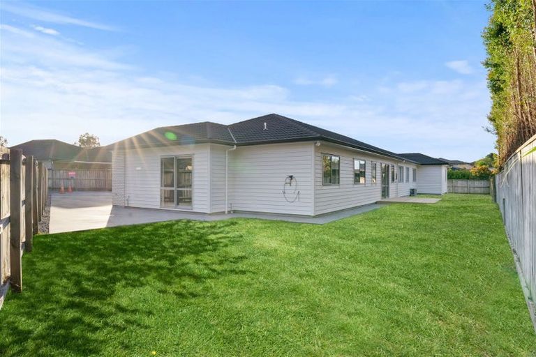 Photo of property in 16 Kilmacrennan Drive, Rosehill, Papakura, 2113