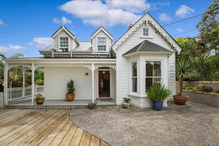 Photo of property in 36 Queen Street, Northcote Point, Auckland, 0627