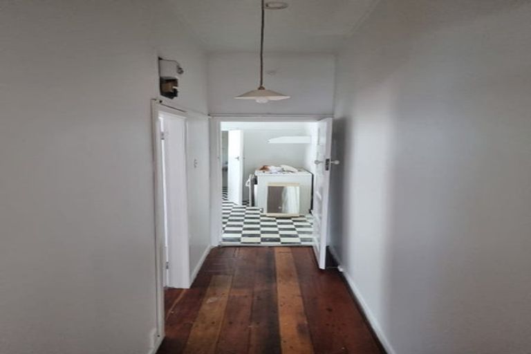 Photo of property in 28 Roxburgh Street, Mount Victoria, Wellington, 6011