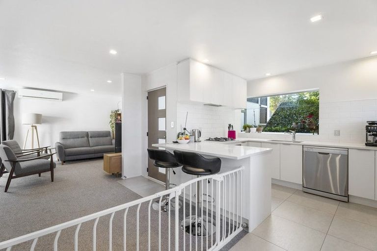 Photo of property in 2/1 Valley Road, Northcote, Auckland, 0626