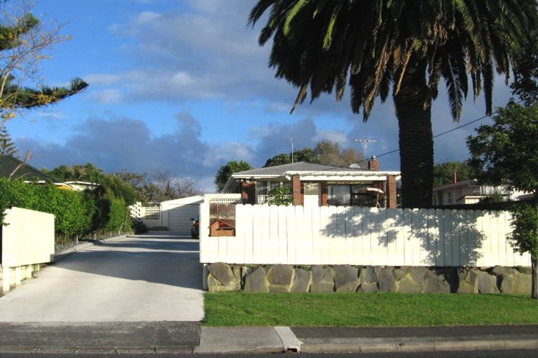 Photo of property in 12 Amberley Avenue, Te Atatu South, Auckland, 0610