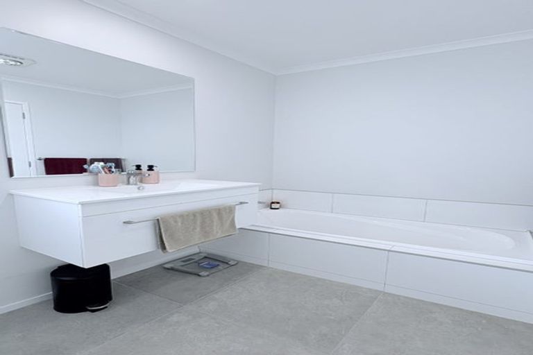 Photo of property in 12a Discovery Place, Marfell, New Plymouth, 4310