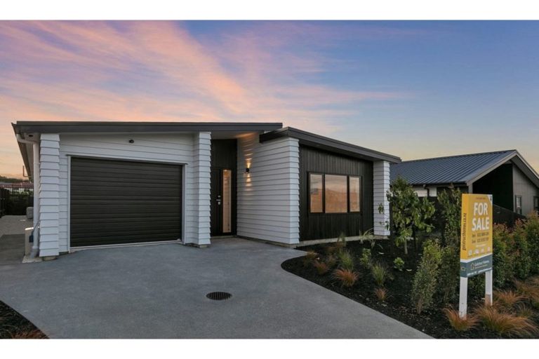 Photo of property in 40 Lumbarda Drive, Kumeu, 0810