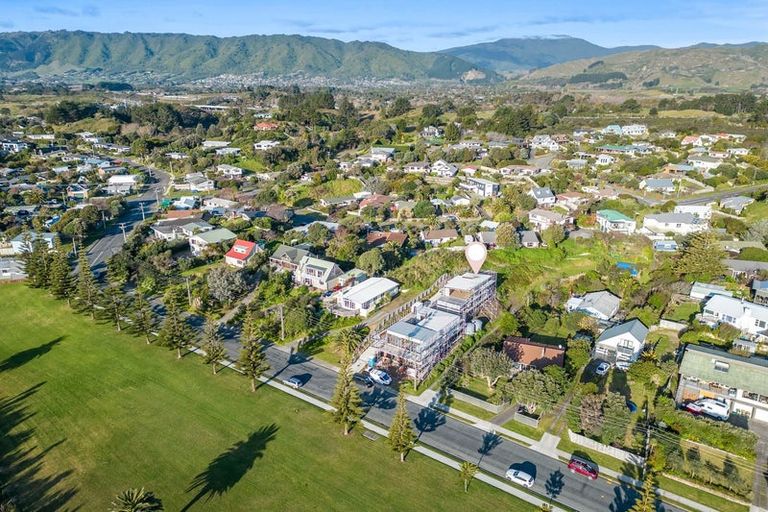 Photo of property in 20a Queens Road, Waikanae Beach, Waikanae, 5036