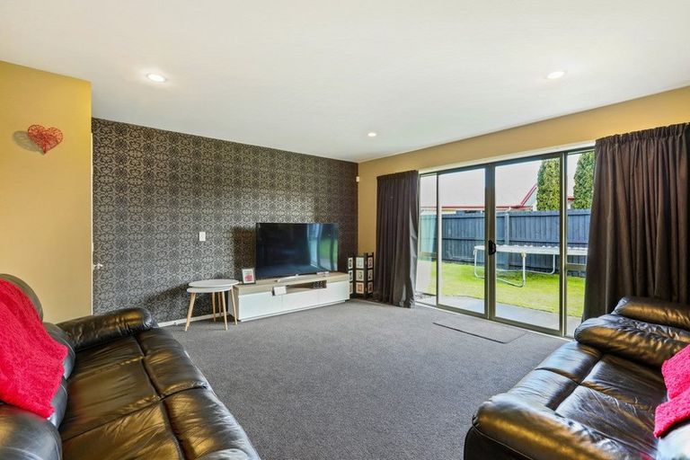 Photo of property in 73 Coolspring Way, Redwood, Christchurch, 8051