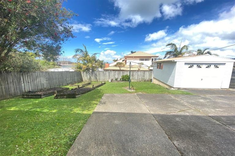 Photo of property in 106 Golf Road, New Lynn, Auckland, 0600