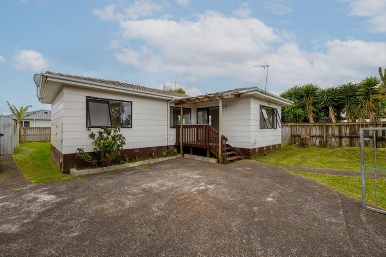 Photo of property in 17 Dungarvon Place, Clendon Park, Auckland, 2103