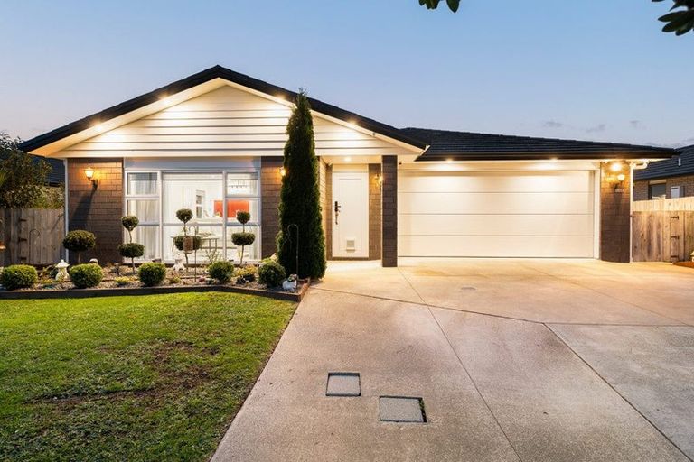 Photo of property in 16 Twin Parks Rise, Papakura, 2110