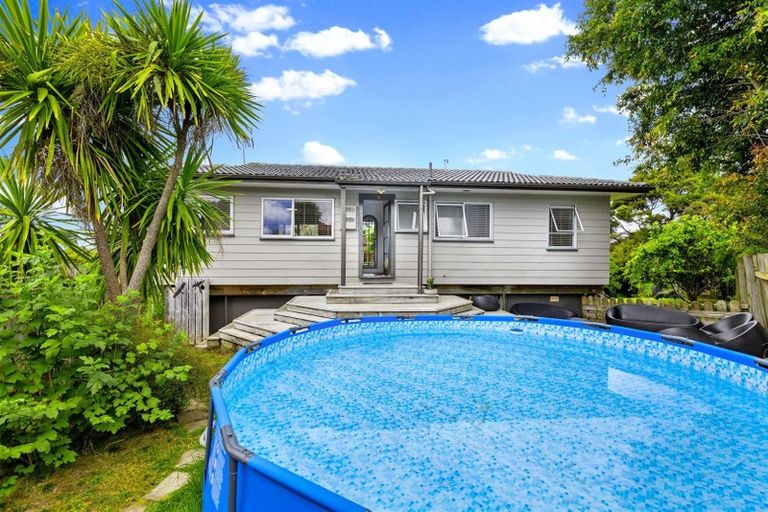 Photo of property in 10 Lorena Place, West Harbour, Auckland, 0618