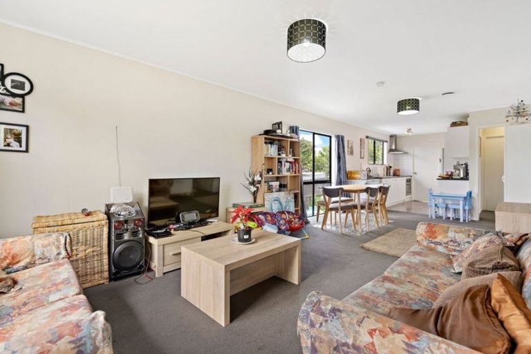 Photo of property in 2/70 Palmers Road, Clendon Park, Auckland, 2103