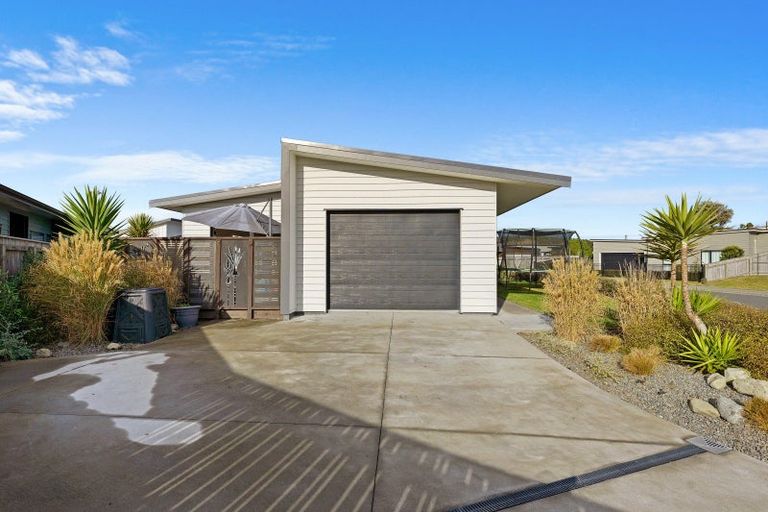 Photo of property in 14 Seagrass Place, Otaki Beach, Otaki, 5512