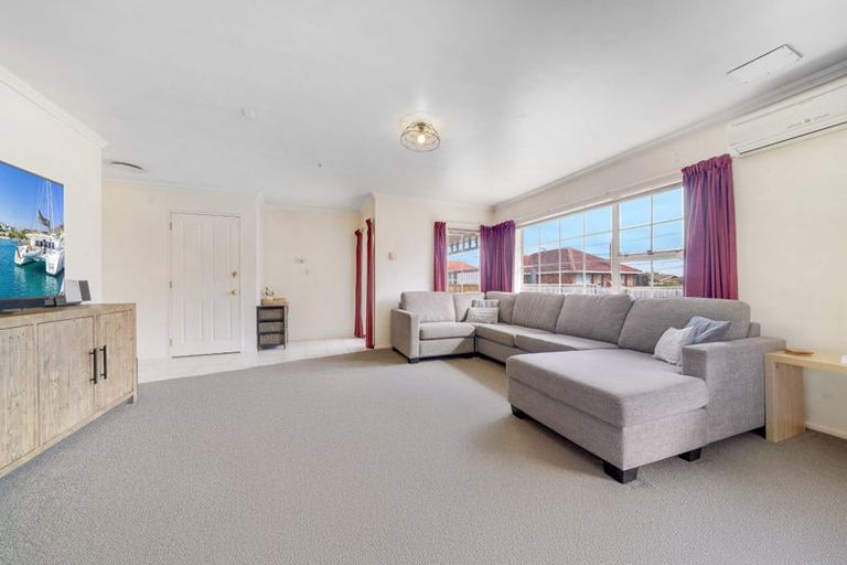 Photo of property in 2/13 Clevedon Road, Papakura, 2110