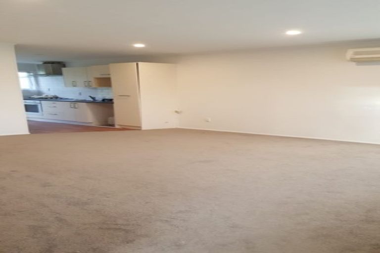 Photo of property in 1/2 Griffiths Place, Te Atatu South, Auckland, 0610