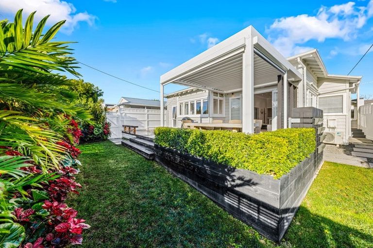 Photo of property in 1/20 Corrella Road, Belmont, Auckland, 0622