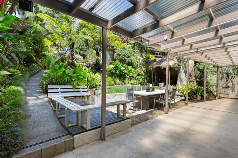 Photo of property in 3 Opanuku Road, Henderson Valley, Auckland, 0612