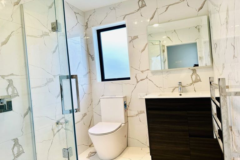 Photo of property in 23c Crystal Avenue, Glendene, Auckland, 0602