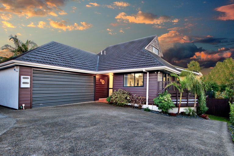 Photo of property in 11a Avonleigh Road, Green Bay, Auckland, 0604