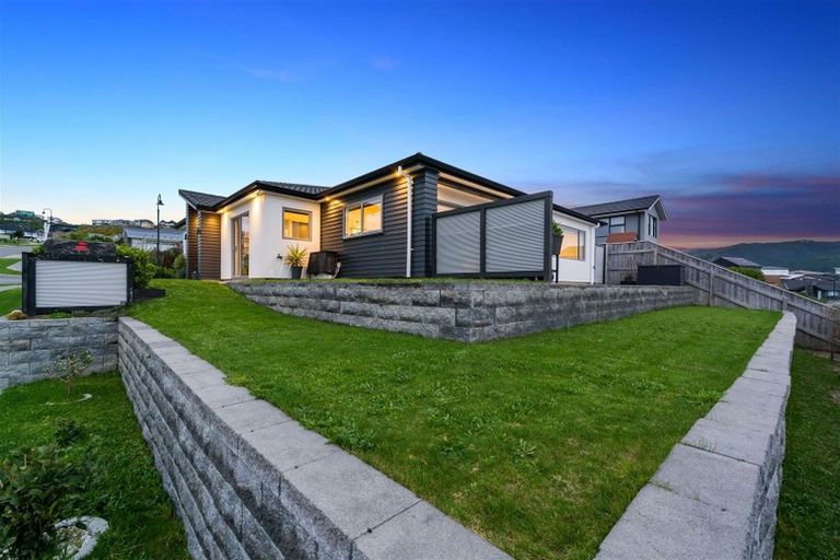 Photo of property in 2 Ihakara Arthur Lane, Aotea, Porirua, 5024
