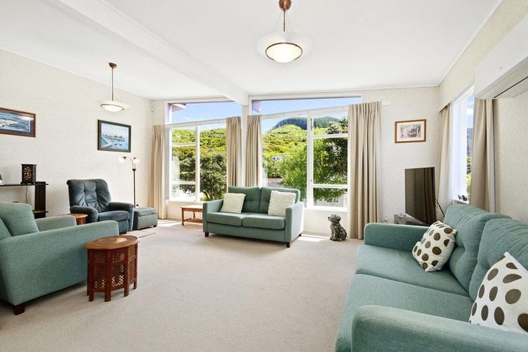 Photo of property in 8 Fitzwilliam Terrace, Tawa, Wellington, 5028