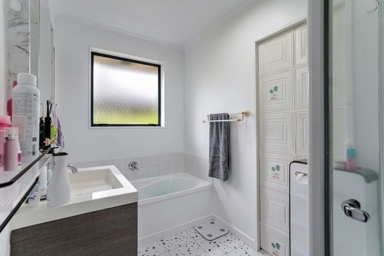 Photo of property in 115c Woodglen Road, Glen Eden, Auckland, 0602