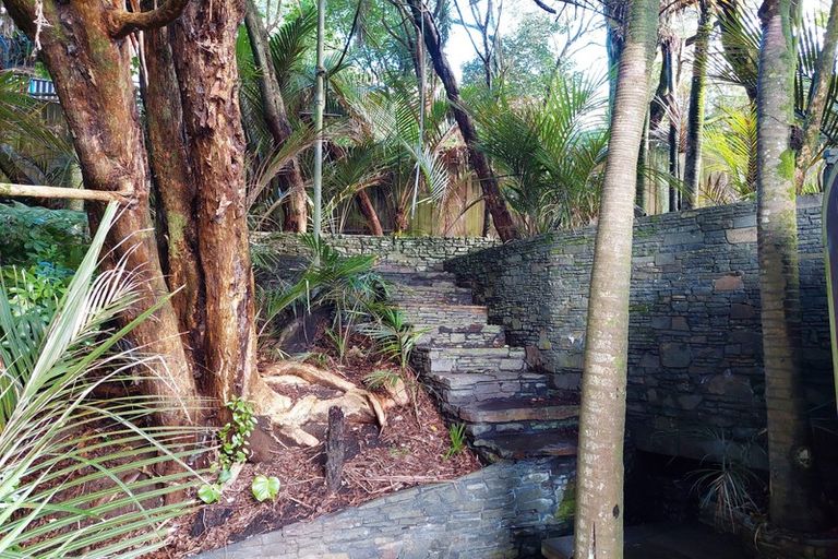 Photo of property in 323 Glenfield Road, Glenfield, Auckland, 0629