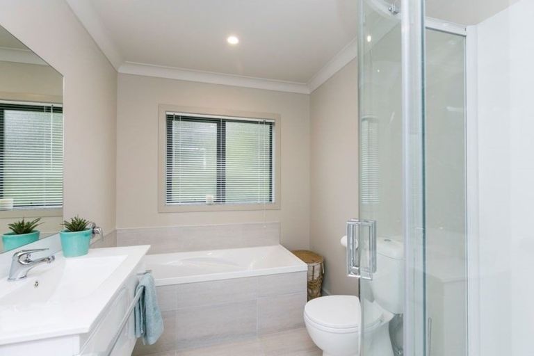 Photo of property in 15 Brindle Way, Newlands, Wellington, 6037