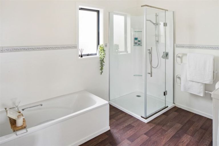 Photo of property in 18 Bennett Grove, Newlands, Wellington, 6037