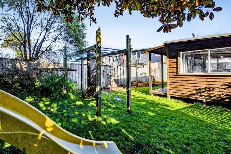 Photo of property in 10 Cook Street, Marfell, New Plymouth, 4310