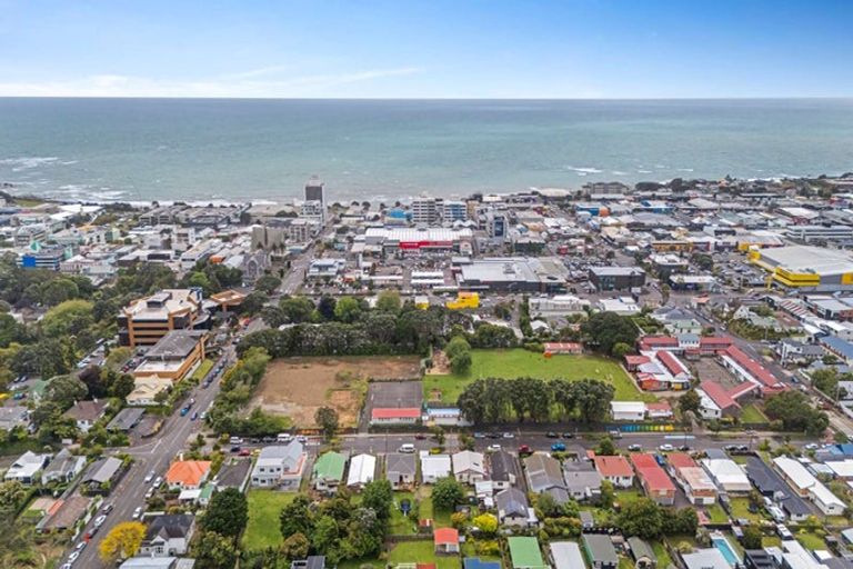 Photo of property in 32 Pendarves Street, New Plymouth, 4310