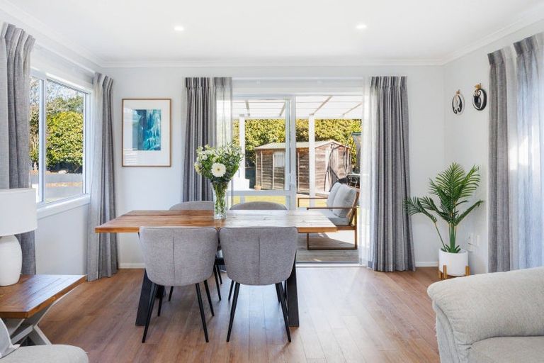 Photo of property in 37 Parkland Crescent, Terrace End, Palmerston North, 4410