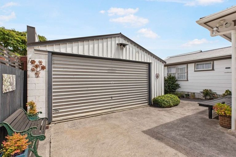 Photo of property in 27 Blanes Road, Weymouth, Auckland, 2103