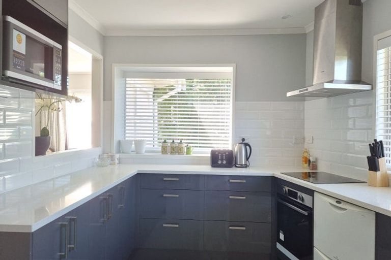 Photo of property in 176 Gossamer Drive, Pakuranga Heights, Auckland, 2010