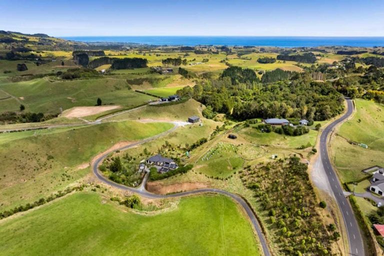 Photo of property in 2 Te Ara Karoiroa Road, Hurford, New Plymouth, 4374