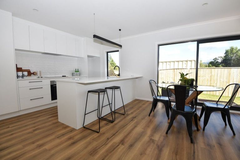 Photo of property in 4 Macrocarpa Lane, Carterton, 5713