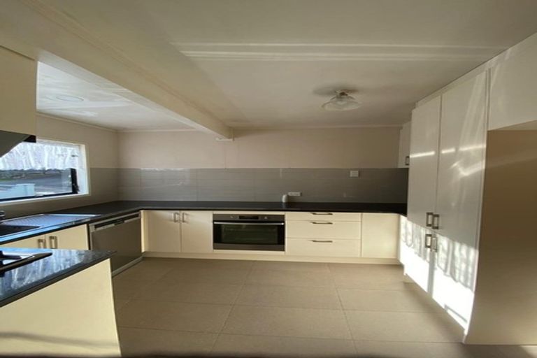 Photo of property in 1/7 Banksia Place, Goodwood Heights, Auckland, 2105