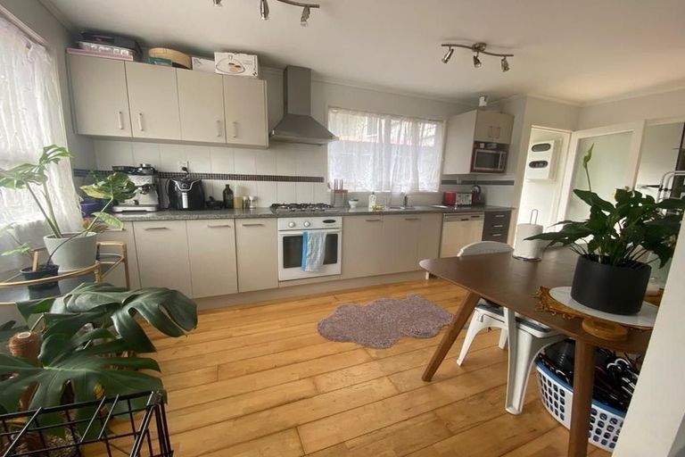 Photo of property in 34 Claverdon Drive, Massey, Auckland, 0614