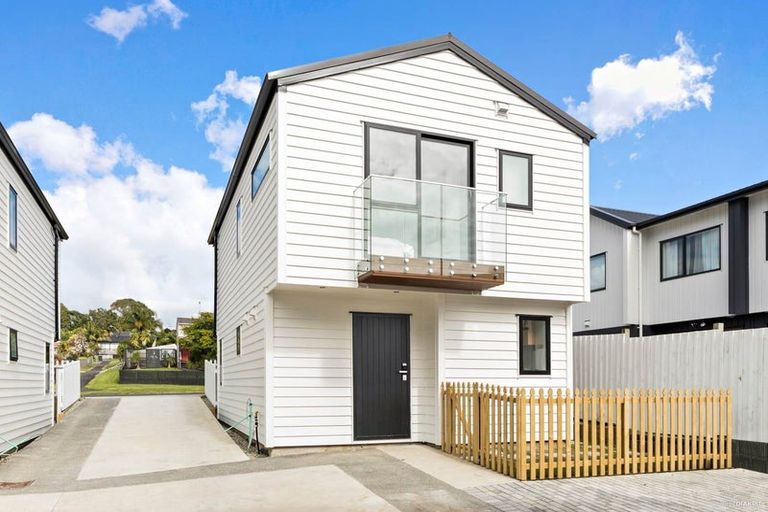 Photo of property in 17e Granville Drive, Massey, Auckland, 0614