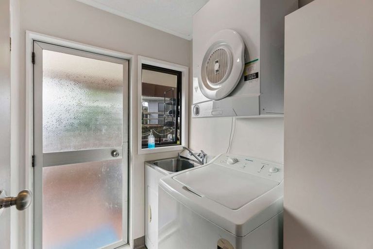 Photo of property in 27 Borich Road, Sunnyvale, Auckland, 0612