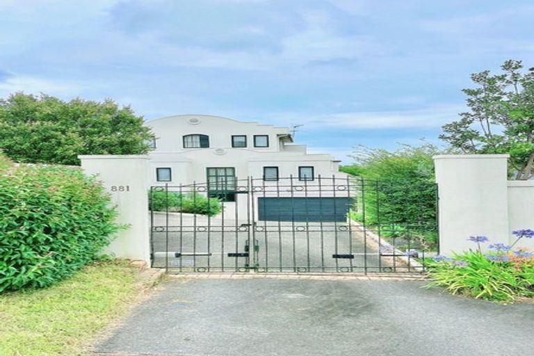 Photo of property in 1/881 East Coast Road, Northcross, Auckland, 0632