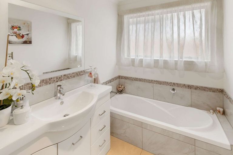 Photo of property in 98 Rosalie Terrace, Kelvin Grove, Palmerston North, 4414