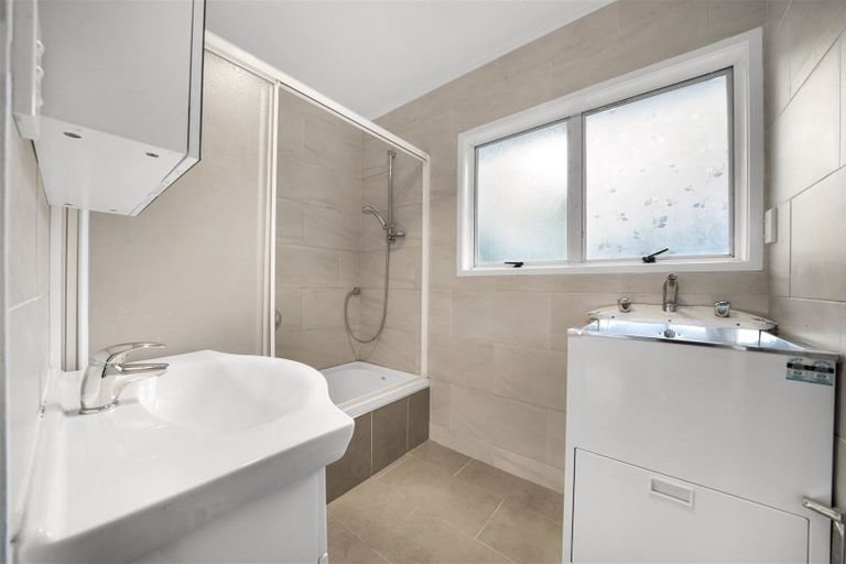 Photo of property in 2/11a Bayside Avenue, Te Atatu Peninsula, Auckland, 0610