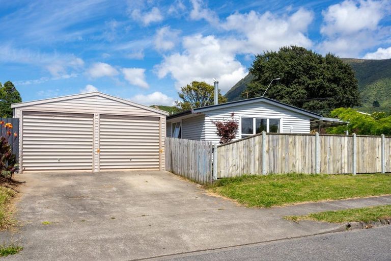 Photo of property in 16 Wairau Road, Picton, 7220