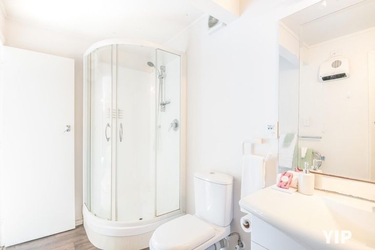 Photo of property in 27 Spenmoor Street, Newlands, Wellington, 6037