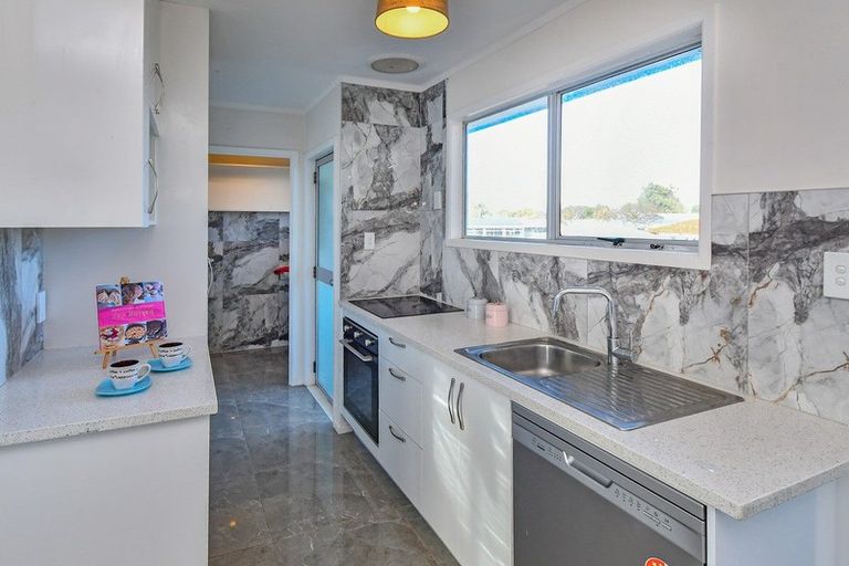 Photo of property in 2/15 Frobisher Way, Clendon Park, Auckland, 2103