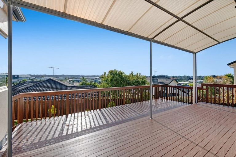 Photo of property in 31 Black Teal Close, Unsworth Heights, Auckland, 0632
